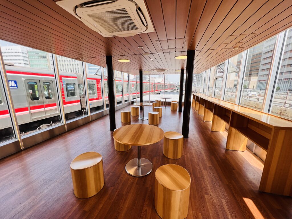 大阪メトロの駅がイメチェン。新大阪駅の待合室が迫力の電車展望スポットに。