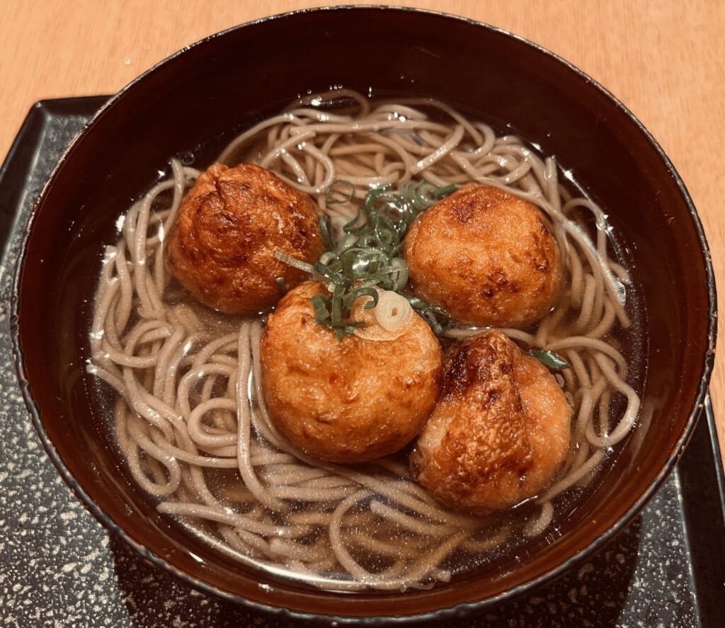 さすがたこ焼きだらけの大阪。駅そばメニューにもたこ焼きそば。