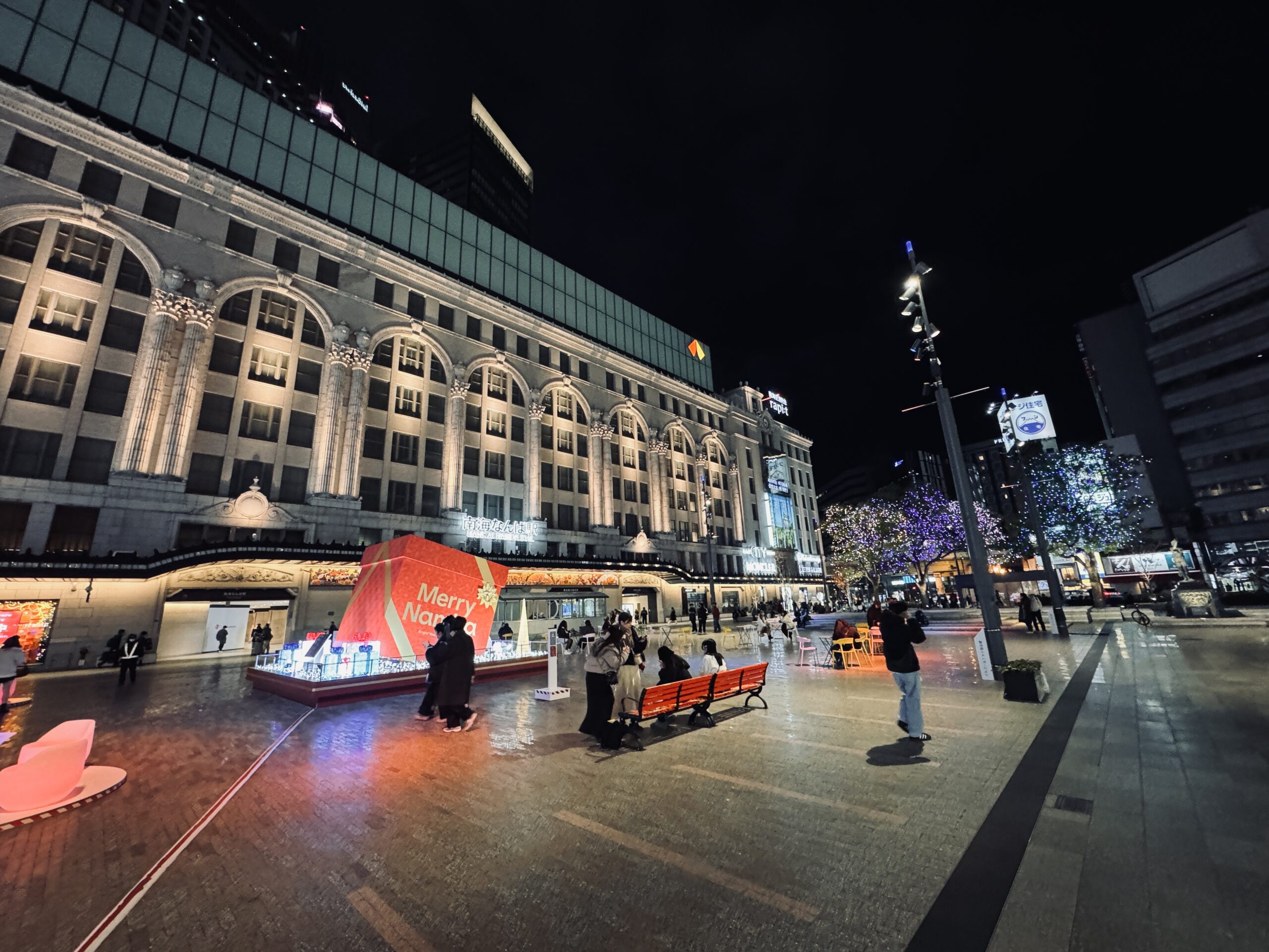 大阪なんば駅前に広がる、新しい“余白”。なんば広場が心地いい。【なんば駅】