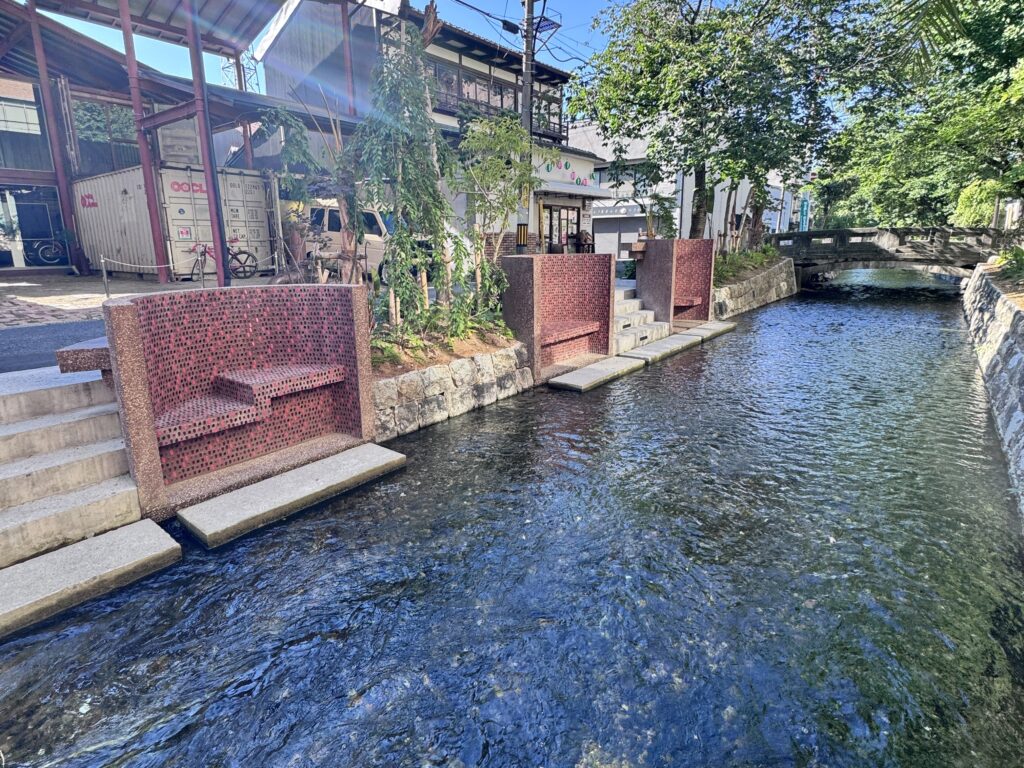 水辺に椅子やテーブル、水面散歩も。高瀬川五条親水テラス整備進む。