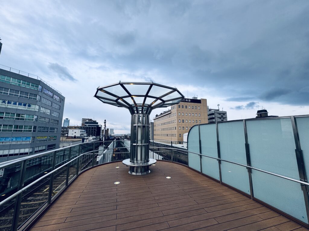 大阪港駅に展望デッキオープン。駅のホームをそのまま展望台にする新しい試み。